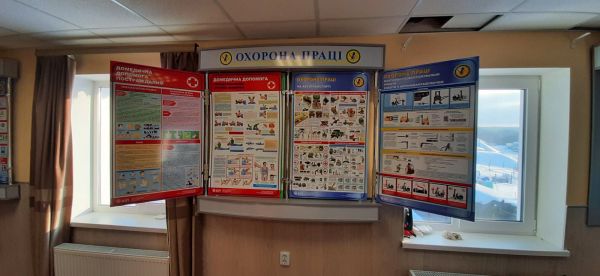 Стенд об'ємний подвійний 1460 (2650)х1314х180 з двосторонніми рухомими стендами 1000х600, 10 рухомих стендів. З підсвічуванням